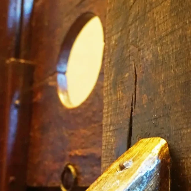 Schilderijen en martelwerktuigen in het Museum de Gevangenpoort.