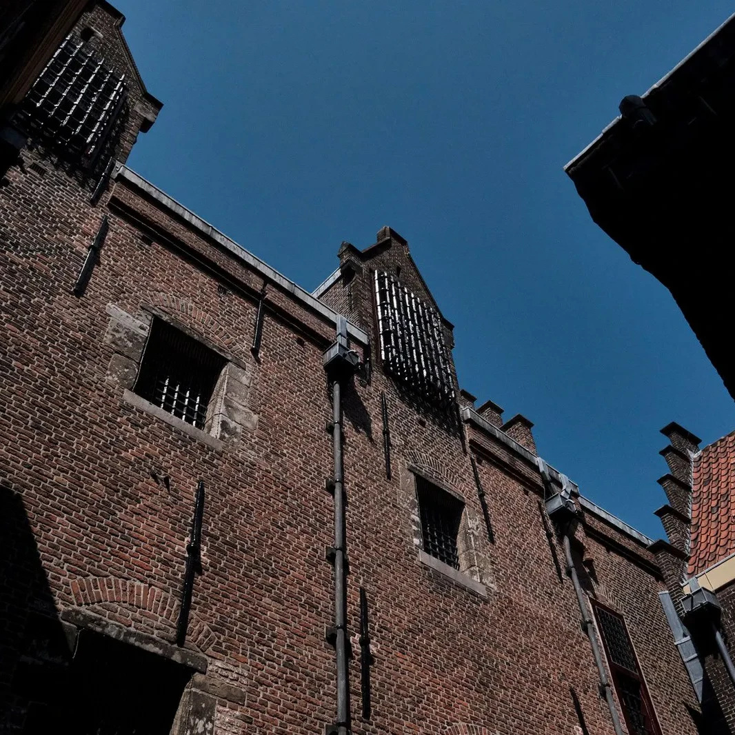 Gevel van museum De Gevangenpoort met binnenplaats en historische architectuur.