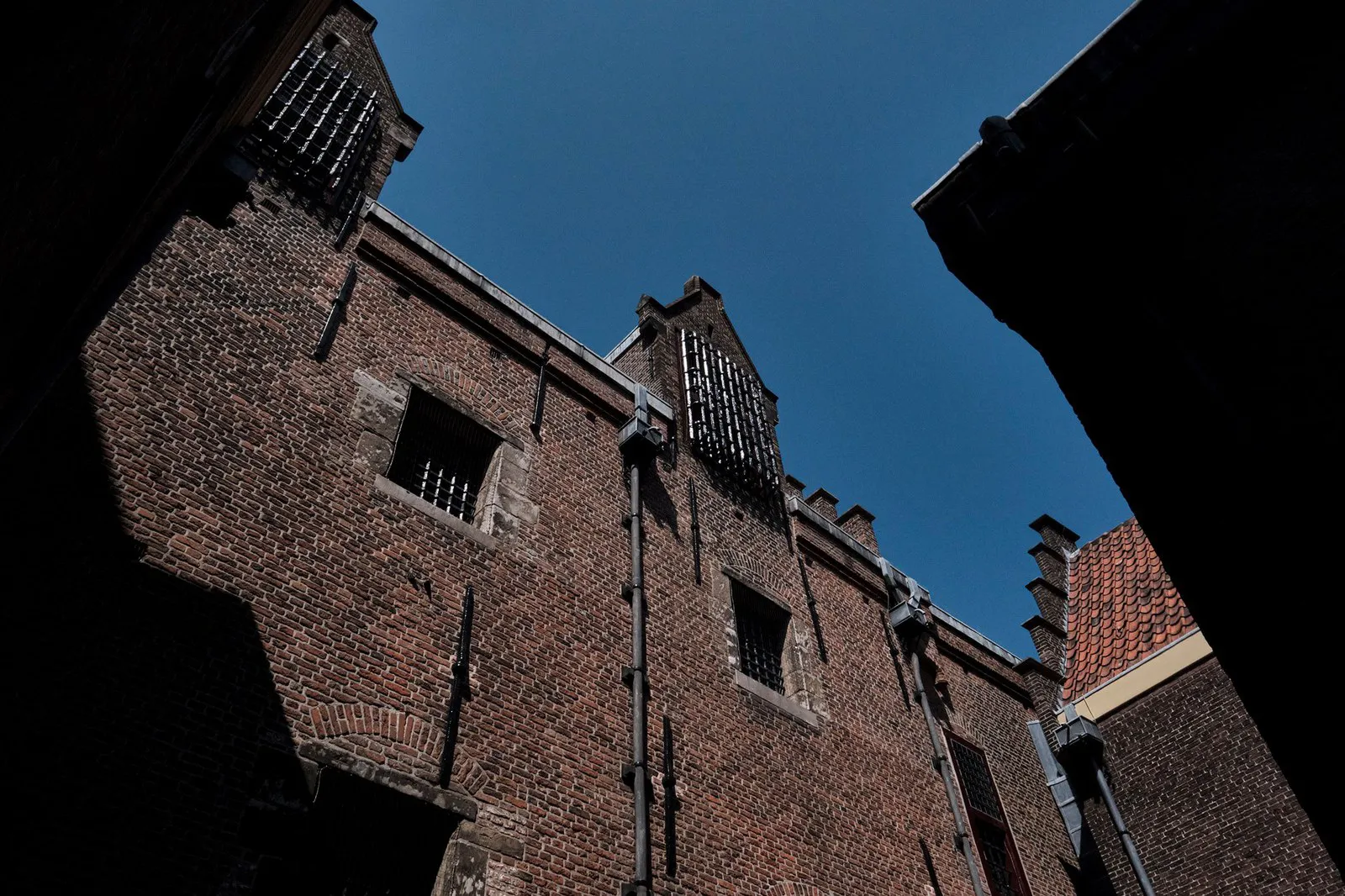 Gevel van museum De Gevangenpoort met binnenplaats en historische architectuur.