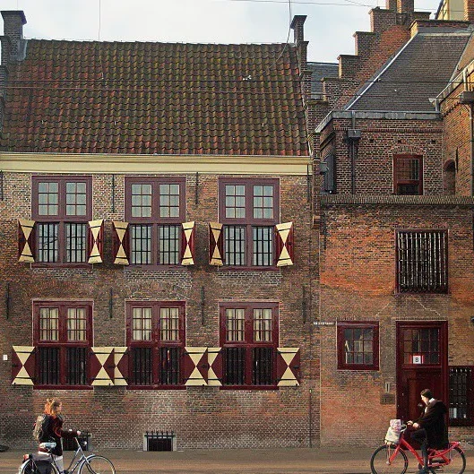 Vooraanzicht van het museum De Gevangenpoort.