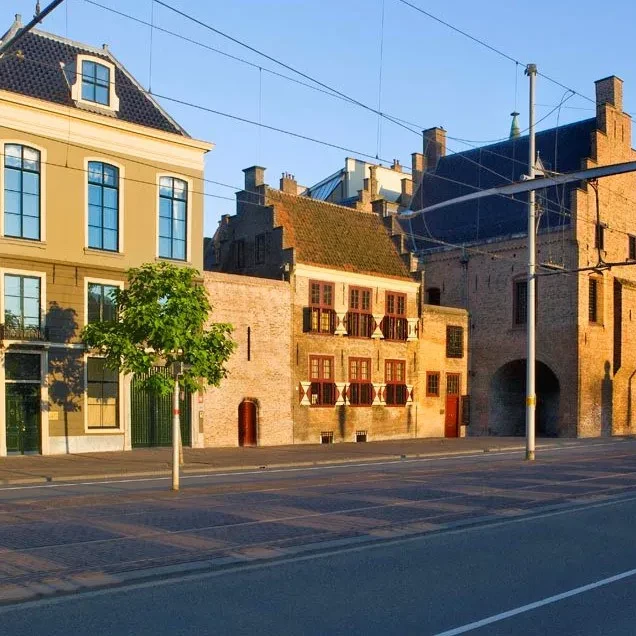 Vooraanzicht van museum De Gevangenpoort met historische architectuur.