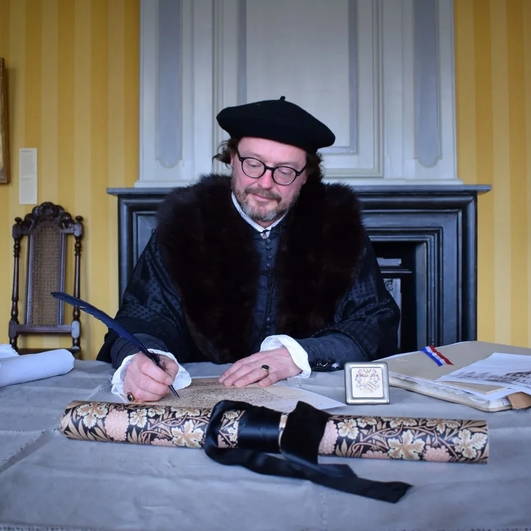 Groep leerlingen bezoekt het museum De Gevangenpoort.