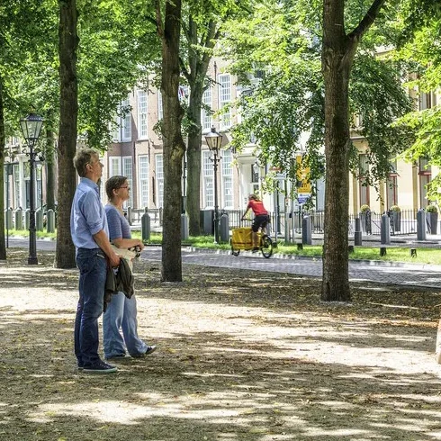Historisch museum met schilderijen en oude martelwerktuigen.