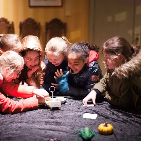 Kinderen verkennen het museum De Gevangenpoort met educatieve exposities.