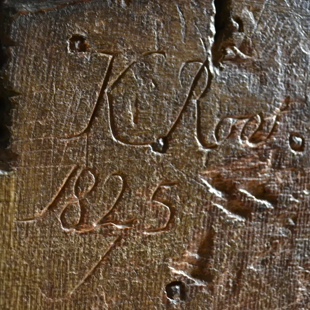 Historisch museuminterieur met schilderijen en oude martelwerktuigen.