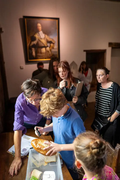 Familierondleiding in het museum met interactieve moordspelactiviteit.