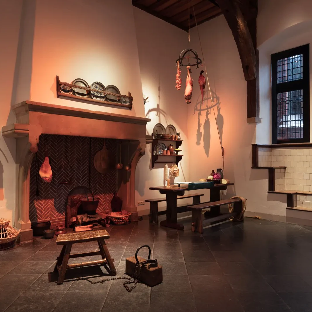 Historisch museuminterieur met schilderijen en oude martelwerktuigen.