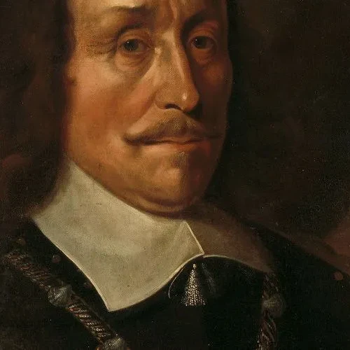 Historisch museum met schilderijen en oude martelwerktuigen.
