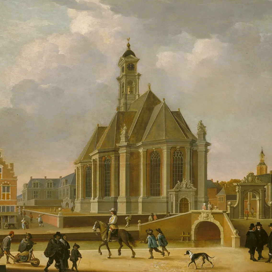 Historisch museum met schilderijen en oude martelwerktuigen.