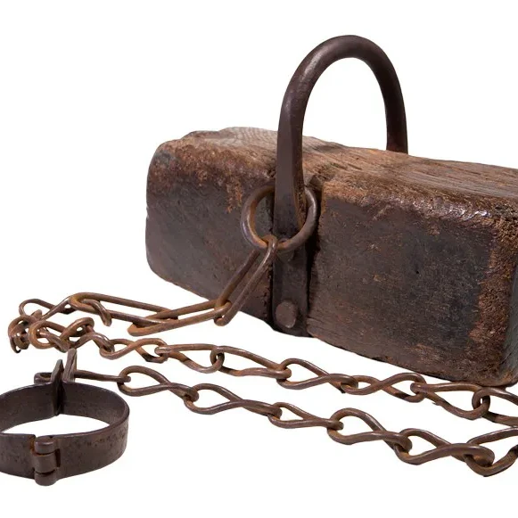 Blok aan het been, een martelwerktuig in het museum.