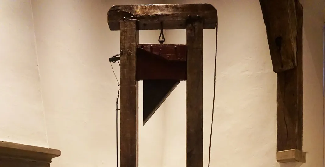 Guillotine als tentoonstellingsstuk in museum De Gevangenpoort.