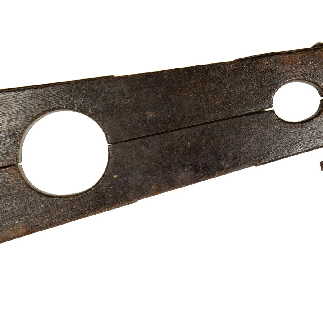 Topstukken van het museum: nek- en armblok als martelwerktuig.