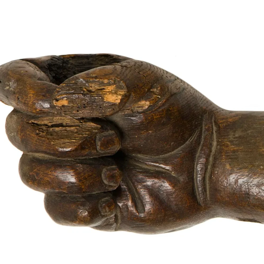 Manus Justitiae, een beeld dat rechtvaardigheid symboliseert in het museum.