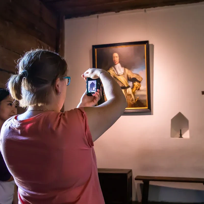 Historisch museum met schilderijen en oude martelwerktuigen.