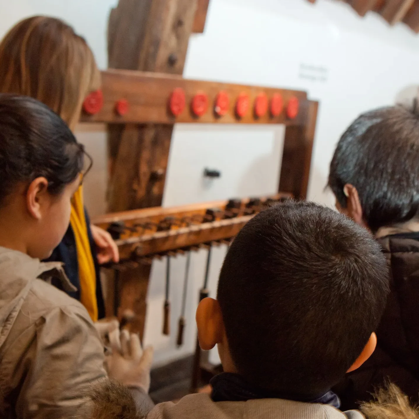 Schilderijen en martelwerktuigen in museum De Gevangenpoort.