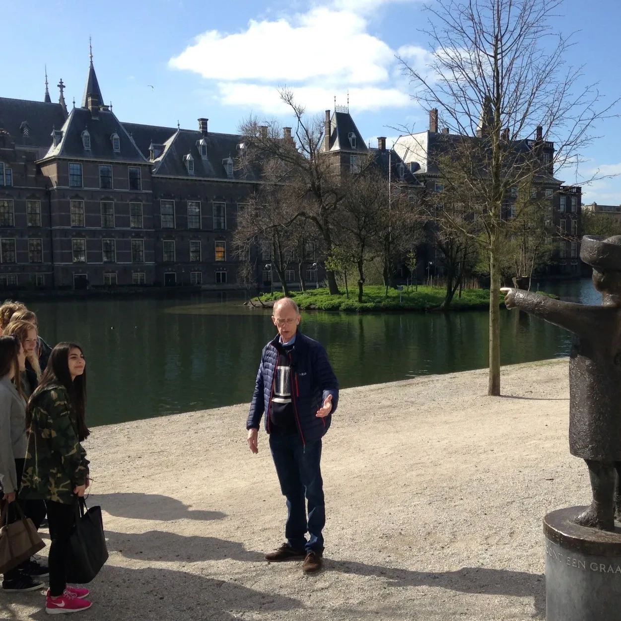 Stadswandeling bij Museum De Gevangenpoort met historische elementen.