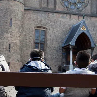 Historisch museuminterieur met schilderijen en oude martelwerktuigen.