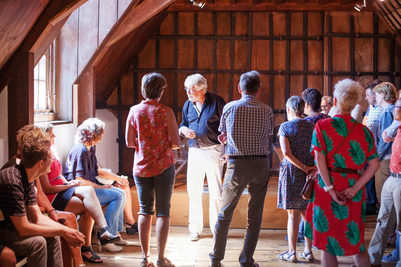 Rondleiding door het museum met schilderijen en historische voorwerpen.