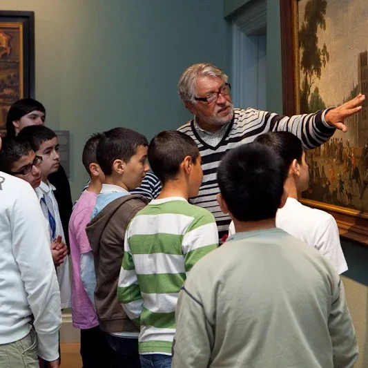 Schilderijen en martelwerktuigen in museum De Gevangenpoort.