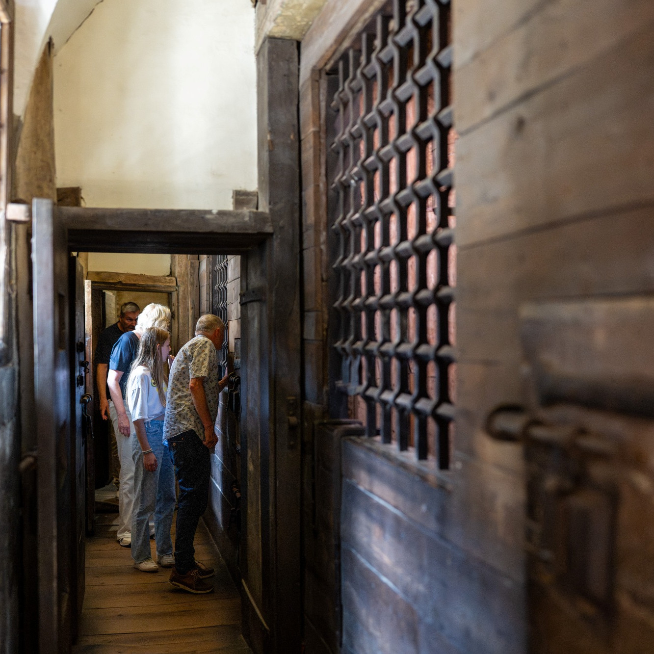 Rondleiding in het museum met bezoekers en historische martelwerktuigen.