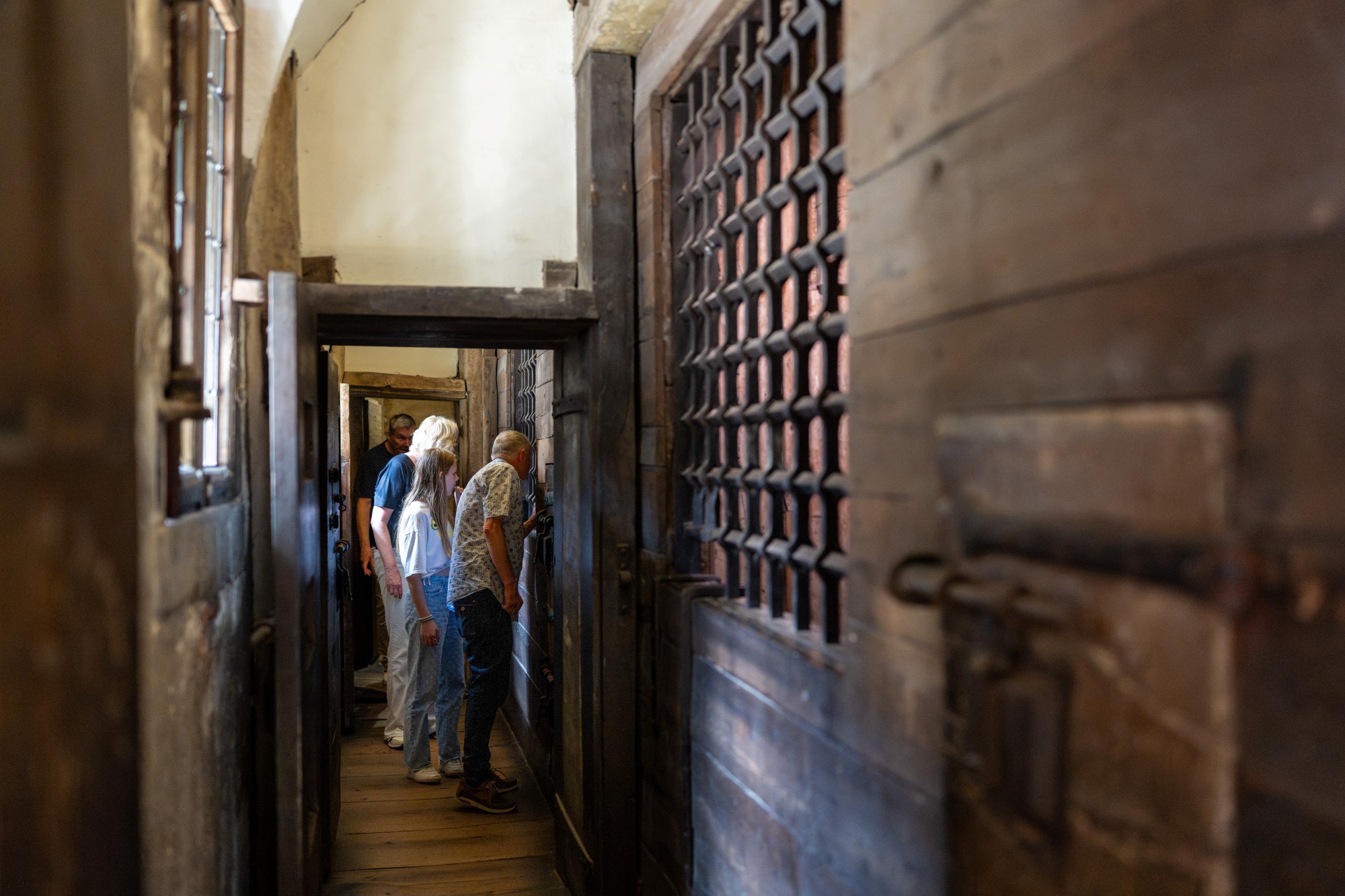 Rondleiding in het museum met bezoekers en historische martelwerktuigen.